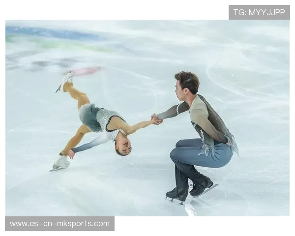 花样滑冰双人旋转动作同步惊艳全场