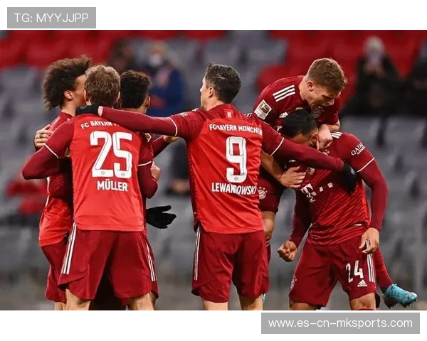 莱万脚弓推射险些破门，拜仁锋线火力持续