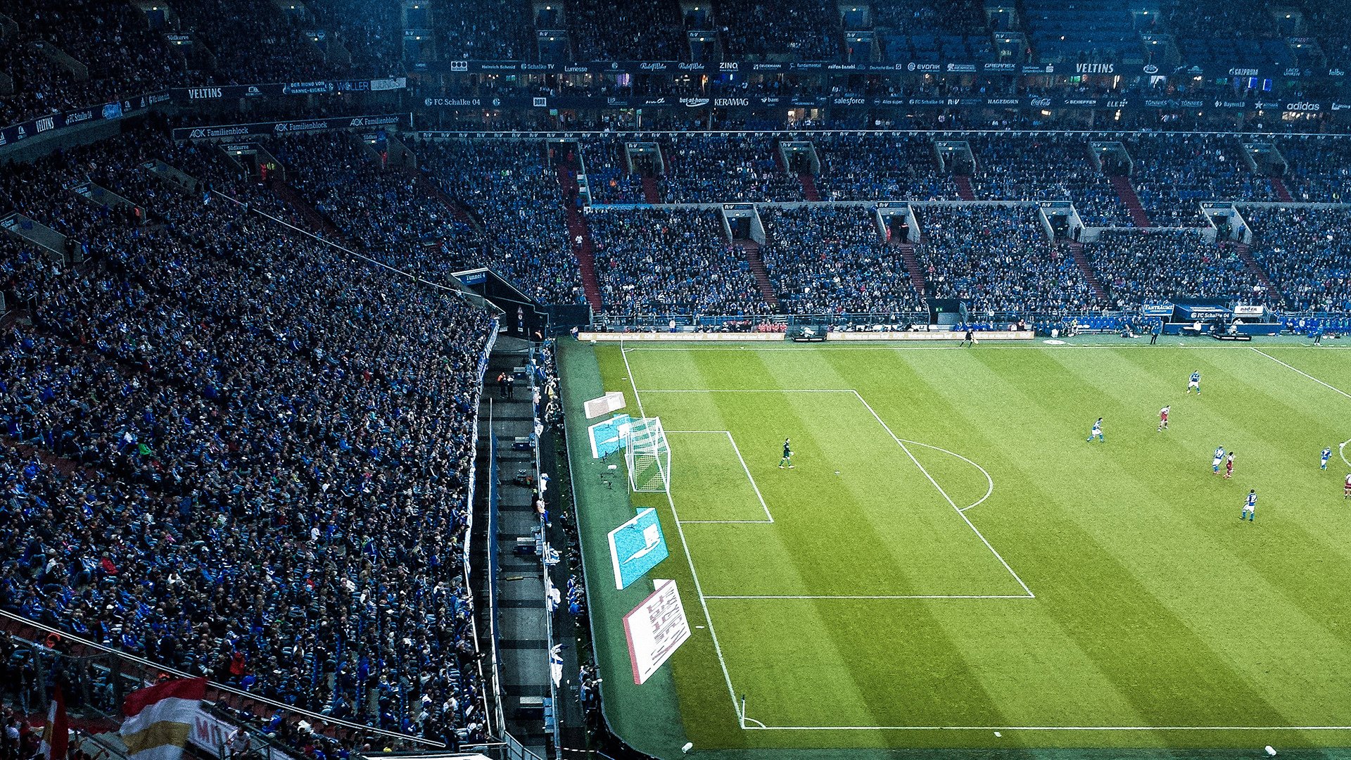 卡普尔通过强力冲击和灵活传球，帮助袋鼠队在比赛中占据主动，卡普尔和儿子们