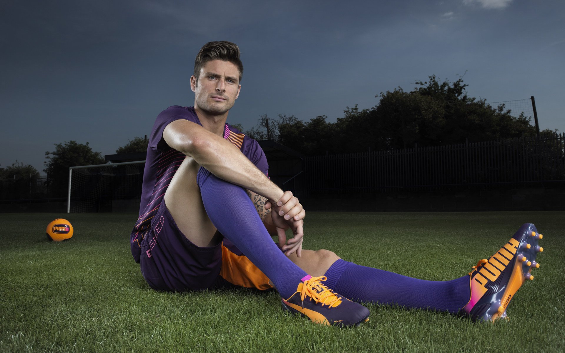 后腰对压迫下出球起到关键作用，腰后面有压迫感